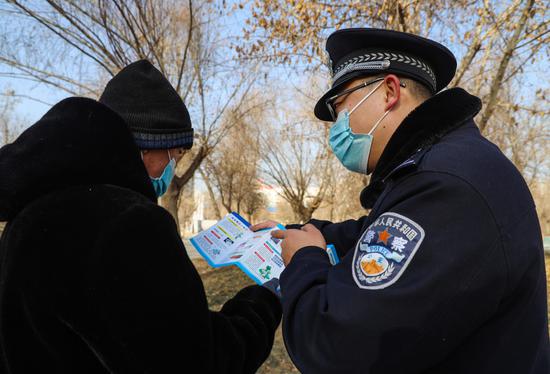 1月19日，乌鲁木齐铁路公安局哈密公安处刑警支队民警向居民群众发放禁毒宣传单并讲解如何防范毒品知识。