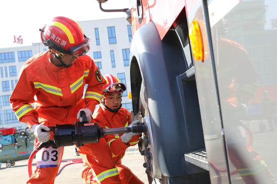 图为绍兴市消防救援支队举行2021年开训动员暨战勤保障技能拉练比武。余昌龙 摄