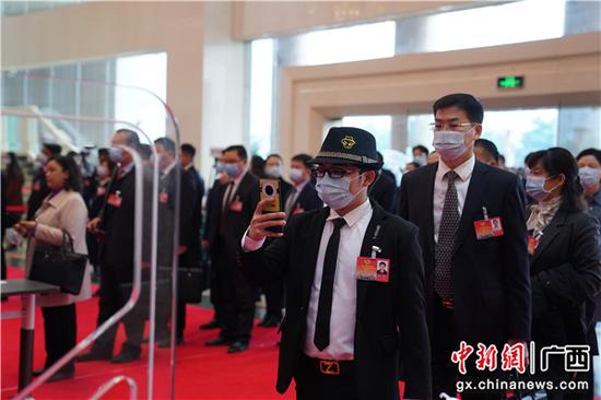 1月20日，中国人民政治协商会议第十二届广西壮族自治区委员会第四次会议在南宁开幕。图为参会委员、嘉宾入场。陈冠言  摄
