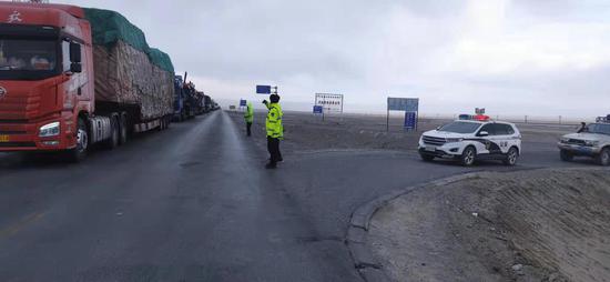 新疆警方協助青海警方聯手打通315國道進出疆“大動脈”
