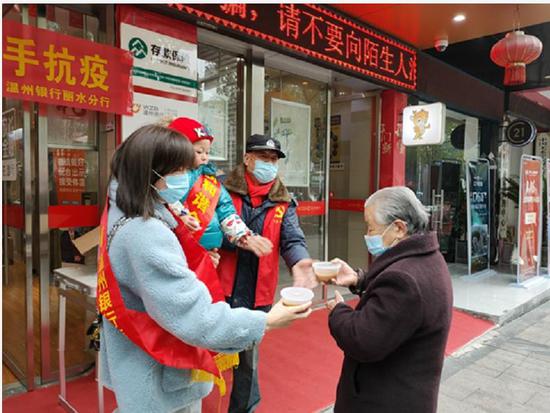温州银行工作人员正在派发腊八粥。温州银行供图