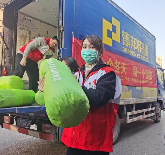 志愿者帮助运送物资。江干区城管局供图