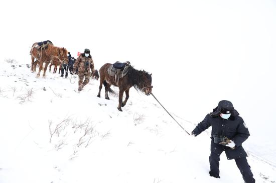 1月21日，民警成立的 “骑兵小分队正在开展巡边踏查活动。
