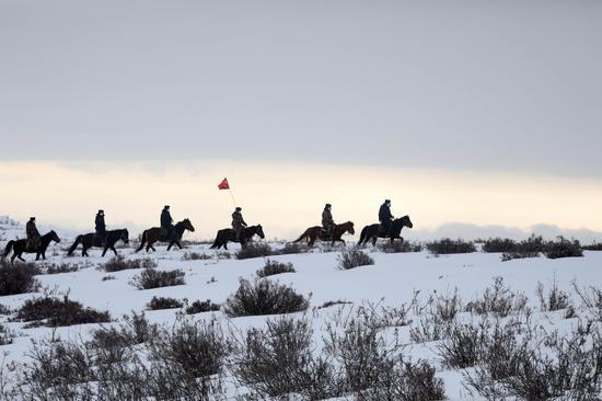 1月21日，民警成立的 “骑兵小分队正在开展巡边踏查活动。 