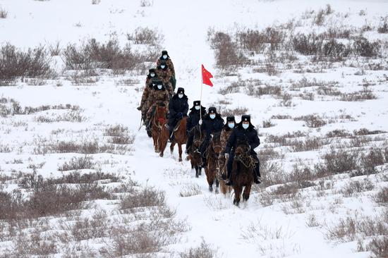 1月21日，民警成立的 “骑兵小分队正在开展巡边踏查活动。 
