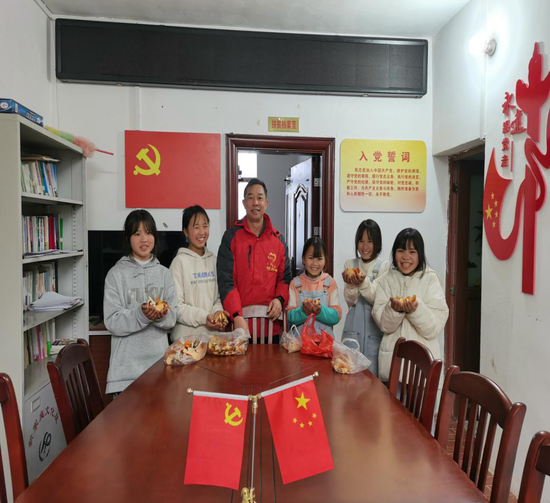 曲村驻村工作队组织学生们采摘野橘子制作陈皮 广西市场监管局供图