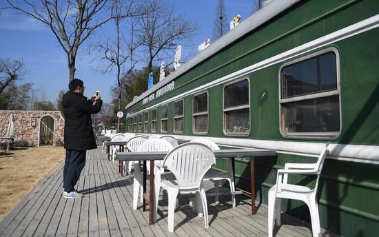 龙山村独具特色的火车餐厅引人拍照。王刚 摄