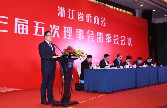 新当选的浙江省侨商会青年委员会副主席李选进行发言。王刚 摄