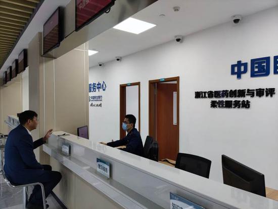 企业正在“浙江省医药创新和审评柔性服务站”办理相关业务事项。夏以 摄