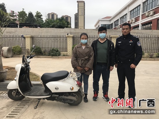 1月26日，电动自行车车主盘某来到龙岗派出所领回了被盗车辆 南宁警方供图