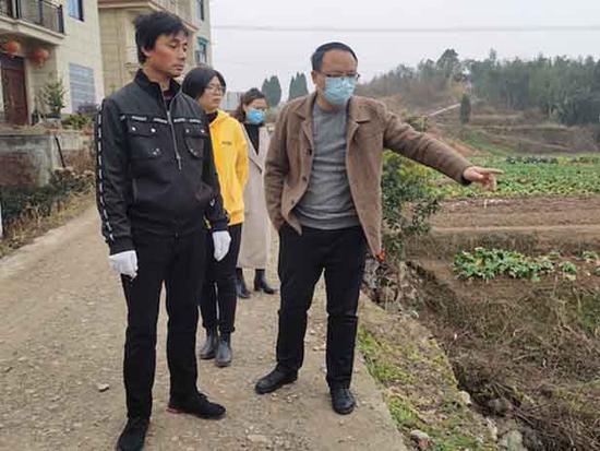 黄店镇党委书记邵兴华在露源村指导环境卫生整治工作。潘敏 摄