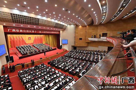 1月25日下午，广西壮族自治区第十三届人民代表大会第四次会议圆满完成各项议程，在广西人民会堂闭幕。俞靖  摄