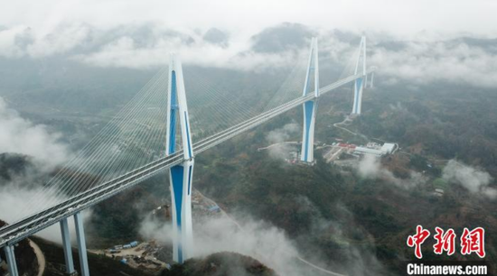 图为世界最高混凝土高塔桥——平塘特大桥。瞿宏伦　摄