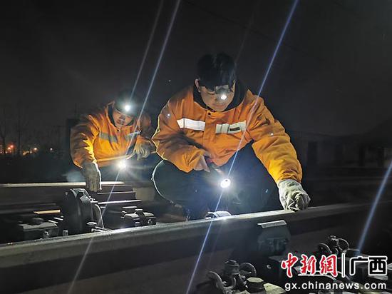 图为桂林高铁工务段应急处置组在贵广客专恭城站内对钢轨开展全面检查并全过程摄像。何钢  摄