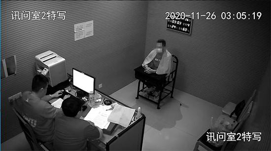图为陈某接受民警审讯（监控截图）。警方供图