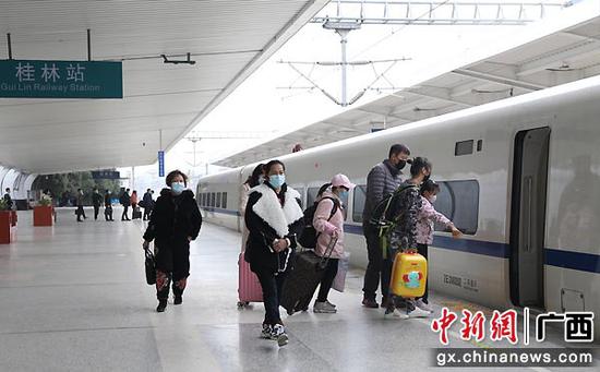 图为旅客在桂林站站台乘降。郑长贤 摄
