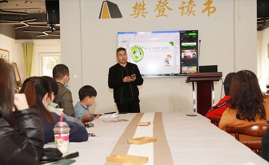 “翻转课堂”的宣讲师们更专注于垃圾分类推广项目的学习，共同研究解决本地化的宣讲。缪珍 摄