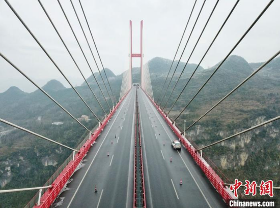 图为贵州黔西鸭池河大桥。瞿宏伦 摄