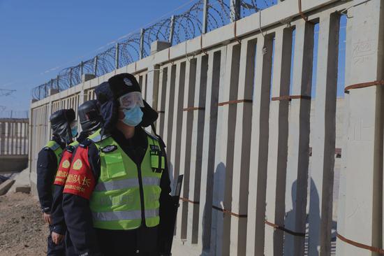 1月26日，哈密铁路公安处民警在百里风区红层南区段对高铁护栏进行安全检查