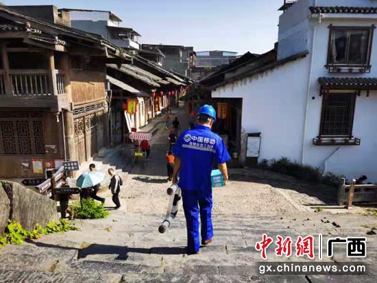 奔走于全区各地大街小巷的中国移动装维工程师  徐先丽 摄