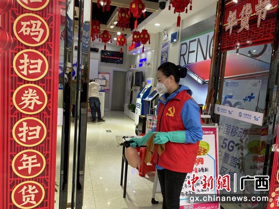 中国移动广西公司响应政府“就地过年”的号召，提供“春节不打烊”“春节也营业”等服务，让留守群众红红火火过大年。唐佳丽 摄