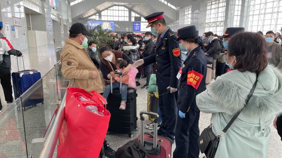春运首日，温州铁路南站预计发送旅客2.2万人至2.5万人。刘燕 摄