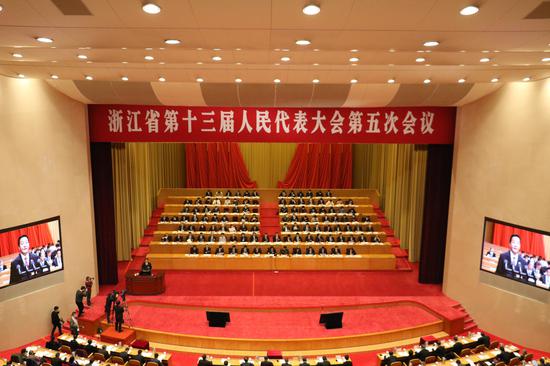 浙江省第十三届人民代表大会第五次会议现场。胡丰盛 摄