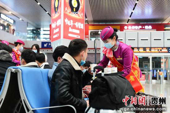 贵阳客运段青年志愿者在贵阳北站候车厅为旅客送暖茶。