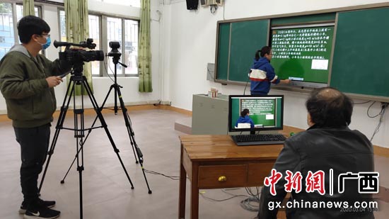 资料图：玉林市陆川中学的老师通过中国移动网络上直播课。吴强 摄