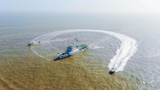 温州海事、海警联合编队在浙江南部水域开展海空立体巡航。诸葛康亮 摄