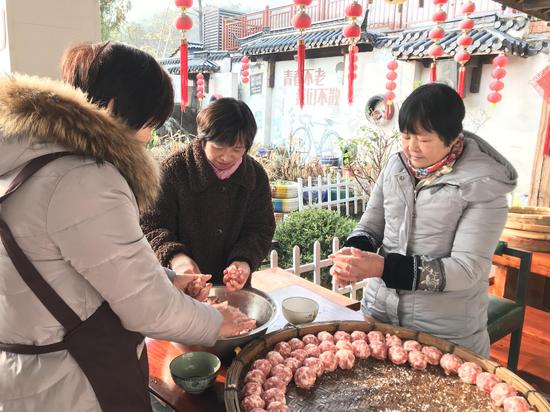 图为水口乡小燕子客栈内，工作人员正在做肉圆。童笑雨 摄