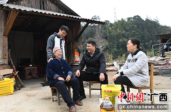 图为柳州卷烟厂党委书记、厂长誉东明(右二)与受帮扶老人亲切交流。邓立聪 摄
