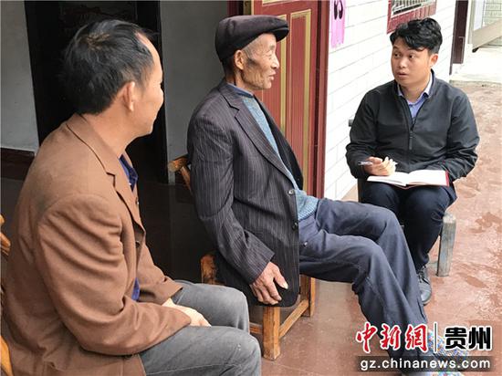 张程（右一）与村民交流。