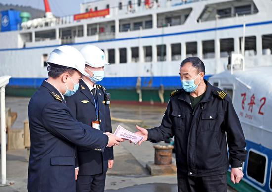 海事部门工作人员了解春运首日情况。华志波 摄