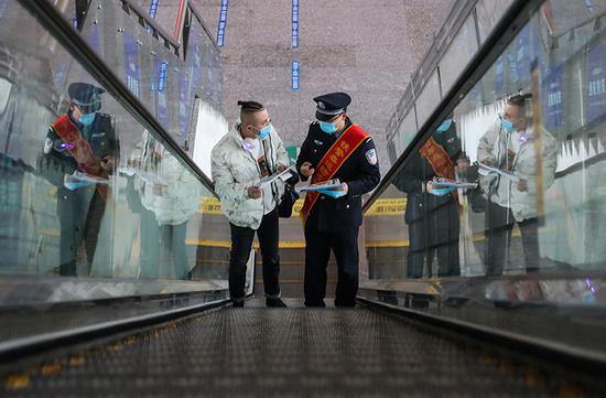 2021年1月28日，乌鲁木齐铁路公安局哈密公安处民警在哈密站对旅客开展普法宣传，并赠送暖心口罩。