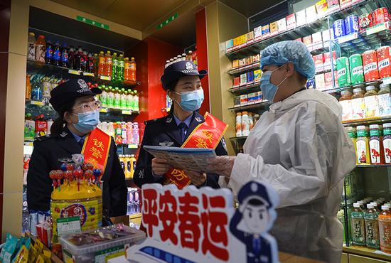 民警对车站候车室商铺业主开展普法宣传及疫情防控知识宣传。