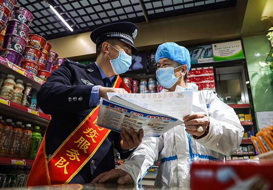 民警对车站候车室商铺业主开展普法宣传及疫情防控知识宣传。