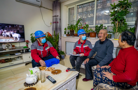 新疆巴音郭勒蒙古自治州尉犁县热力公司工作人员正在对居民取暖进行回访测温。