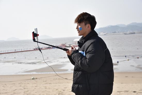 主播正在海边直播带货。张敏洁 摄
