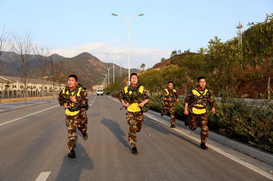 武警官兵进行五公里越野竞赛项目。刘治乾 摄