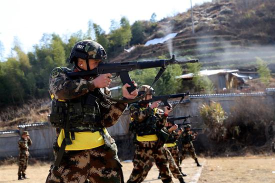 武警官兵进行射击科目竞赛。刘治乾 摄