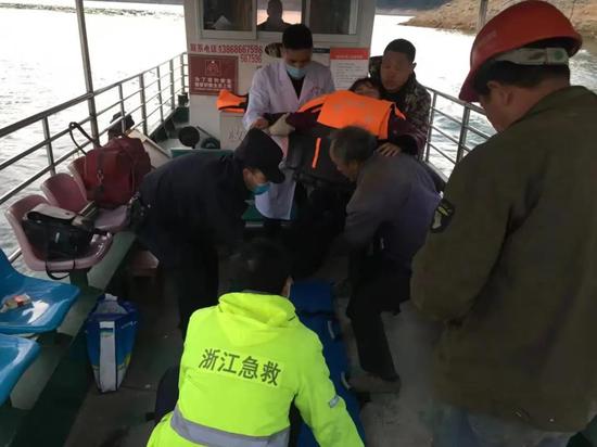 警方派“飞艇”及时接患者送医。文成警方 供图
