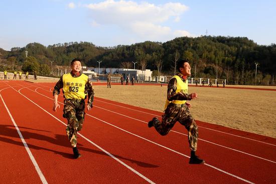 武警官兵进行100米冲刺竞赛项目。刘治乾 摄