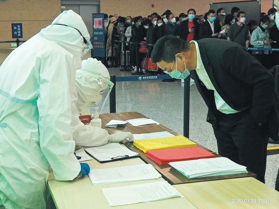 龙湾专班负责人伊柏峰督查T2航站楼疫情防控工作。龙湾专班 提供