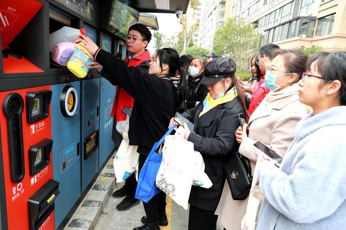 居民正在投放可回收物。林绍禹  摄