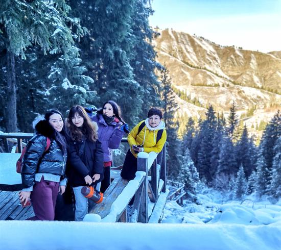 新疆天山天池：游客潛龍淵步道徒步感受冬日魅力
