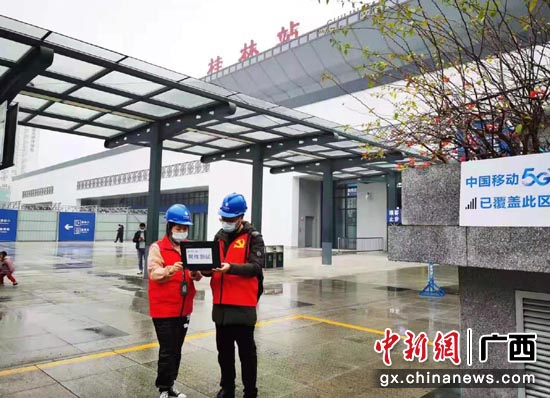 移动技术人员正在桂林站监测5G网络信号  广西移动供图