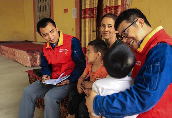 马建宁（右）和工作队员入户走访，了解村民家庭情况。王晋魁 摄