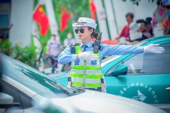 资料图：杭州交警指挥交通。  杭州交警 供图