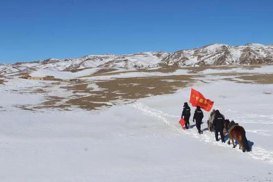 新疆前山邊境派出所“馬背服務隊”新春送祝福 情暖邊民心